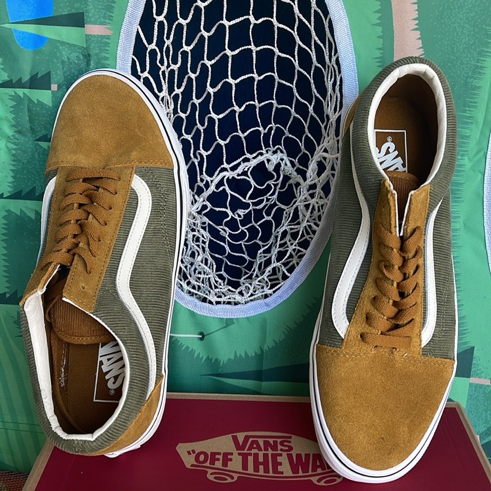 Vans Men’s Old Skool
Mini Cord Green/Brown
VN000ZNIT20A
Sneakers
 Corduroy - Picture 14 of 16